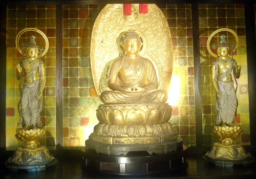 阿弥陀如来像と観音菩薩（左）と勢至菩薩像